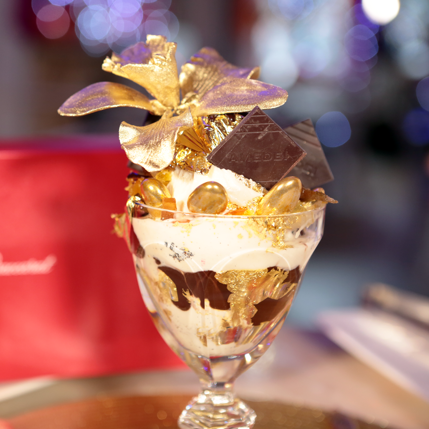 Десерт Frrrozen Haute Chocolate. Сандей «Frrrozen Haute Chocolate». Сандей «Frrrozen Haute Chocolate», $25000. Мороженое Golden Opulence Sundae.